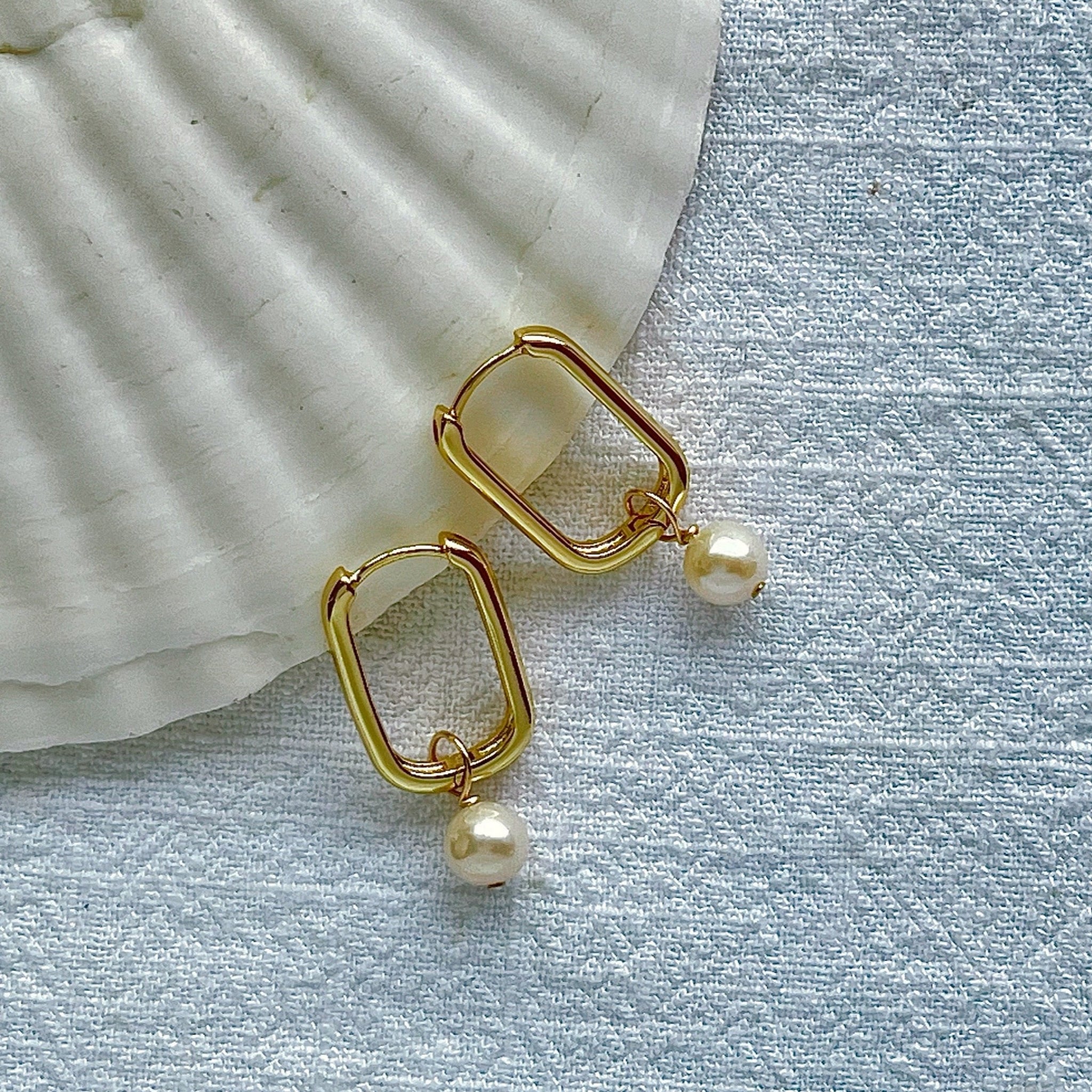 'Ū Hoops with Freshwater Pearl Drop